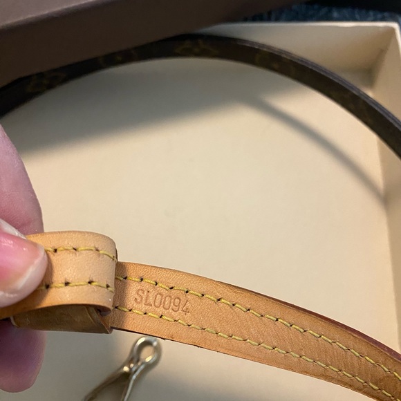 Authentic Louis Vuitton Baxter Leash MM - Picture 7 of 7